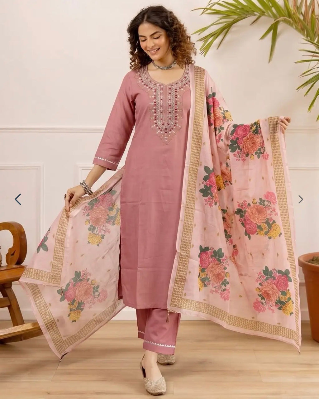 Royale – Exquisite Embroidered Kurta Pant Set with Floral Dupatta