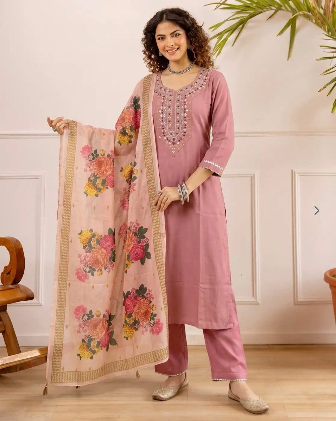 Royale – Exquisite Embroidered Kurta Pant Set with Floral Dupatta
