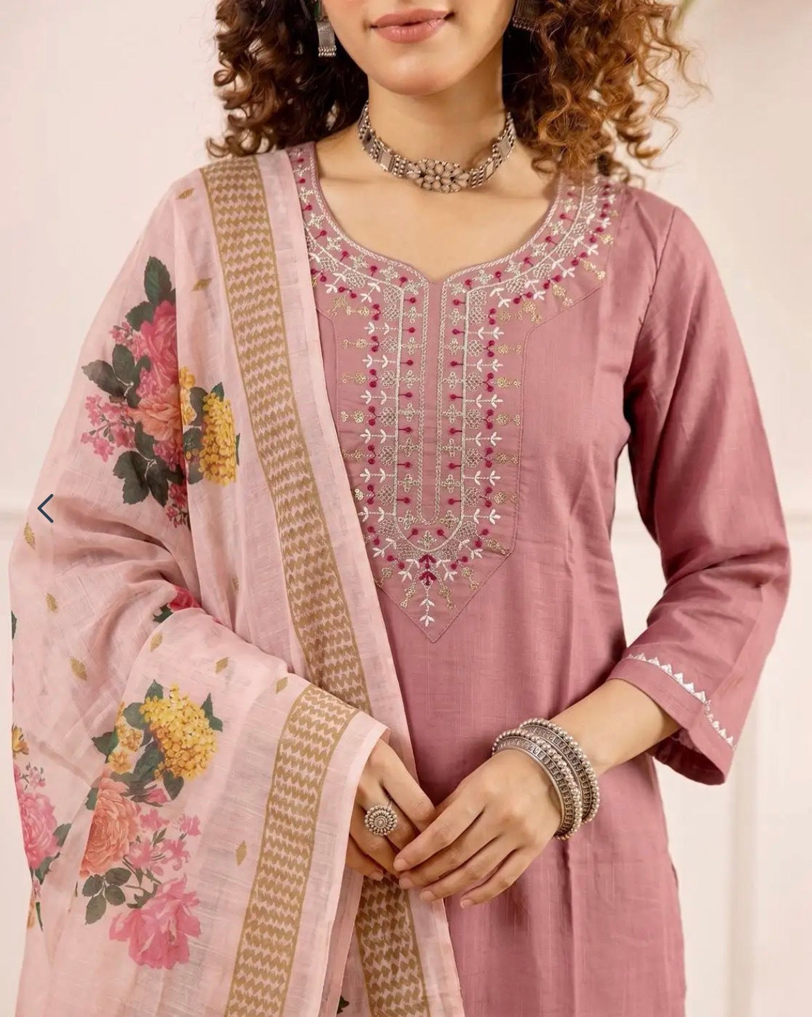Royale – Exquisite Embroidered Kurta Pant Set with Floral Dupatta